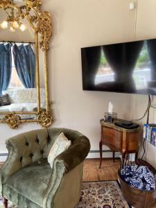 Ảnh trong thư viện ảnh của Pineapple House, Romantic 3 Bed 2 Bath Apt, Sleeps 6! Private Balcony! City Center! FREE Parking! ở Denver