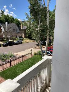 Ảnh trong thư viện ảnh của Pineapple House, Romantic 3 Bed 2 Bath Apt, Sleeps 6! Private Balcony! City Center! FREE Parking! ở Denver