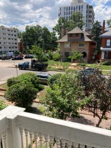Ảnh trong thư viện ảnh của Pineapple House, Romantic 3 Bed 2 Bath Apt, Sleeps 6! Private Balcony! City Center! FREE Parking! ở Denver +40 ảnh