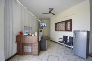 Habitación vacía con escritorio y nevera. en Flagship 71214 Hotel Welcome Inn en Ludhiana