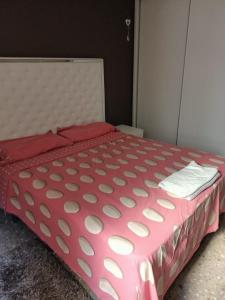 カステリョン・デ・ラ・プラナにあるFlat in Castellonのピンクと白のベッドカバー付きのピンクベッド1台