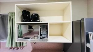 un armario con un microondas dentro de él en Home Away From Home, en Napier