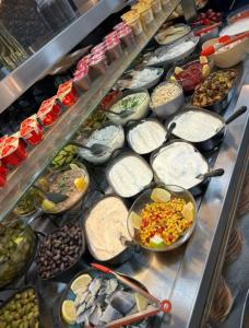 um buffet cheio de muitos tipos diferentes de alimentos em Spirit of Herzl Hotel em Jerusalém