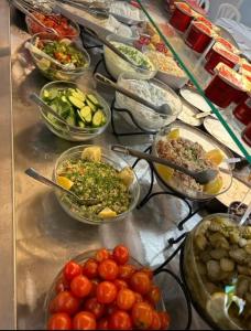 linia bufetowa z wieloma miskami różnych potraw w obiekcie Spirit of Herzl Hotel w Jerozolimie