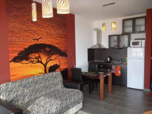 ソゾポルにあるBudzhaka Apartment Africaのキッチン、ダイニングルーム(テーブル、木付)