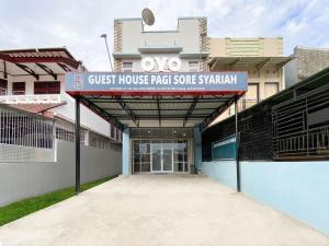 a building with a sign that reads the guest house raid spare samurai at OYO 3160 Guesthouse Pagi Sore Syariah in Padang