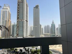 杜拜的住宿－Studio apt in Sky View Tower Dubai Marina，相簿中的一張相片