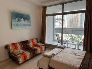 杜拜的住宿－Studio apt in Sky View Tower Dubai Marina，相簿中的一張相片 +6 張相片