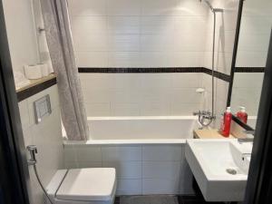 杜拜的住宿－Studio apt in Sky View Tower Dubai Marina，相簿中的一張相片
