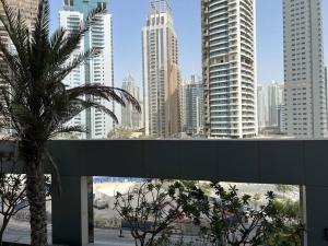 杜拜的住宿－Studio apt in Sky View Tower Dubai Marina，相簿中的一張相片