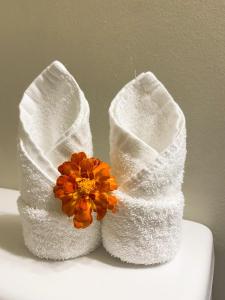 a pair of towels with a flower on top of a toilet at Bear's Claw Lodge in Cache Creek