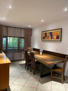- une salle à manger avec une table et des chaises en bois dans l'établissement Vila Dani, à Sinaia