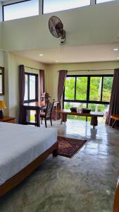 ヤオノイ島にあるAn Pao Beach Residence Villa 1 - Koh Yao Noiのベッドルーム1室(ベッド1台、テーブル、椅子付)
