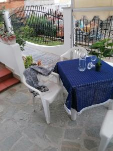 uma mesa e cadeiras com uma toalha de mesa azul em Mare Verde em San Bartolomeo al Mare