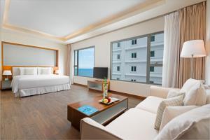 Postel nebo postele na pokoji v ubytování A La Carte Da Nang Beach