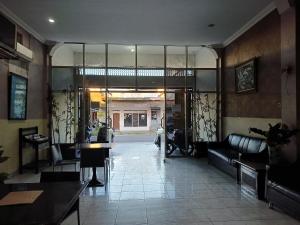 - un salon avec un canapé et une table dans l'établissement OYO 93046 Hotel Fortuna Parepare, à Parepare