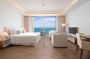 Postel nebo postele na pokoji v ubytování A La Carte Da Nang Beach