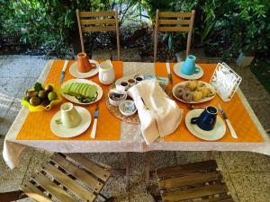 une table avec des assiettes de nourriture dans l'établissement B&B Timeout, à Polverigi