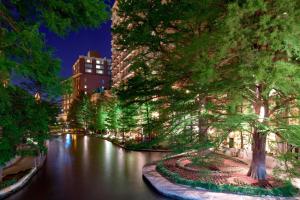 Un río en una ciudad de noche con árboles en The Westin Riverwalk, San Antonio en San Antonio