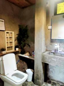uma casa de banho com um WC e um lavatório em El Nido Backpackers Guesthouse em El Nido