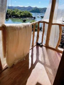 uma varanda com uma janela com vista para a água em El Nido Backpackers Guesthouse em El Nido