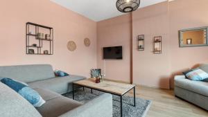 - un salon avec deux canapés et une table dans l'établissement B&B Leopold & Vakantiewongingen, à Saint-Trond