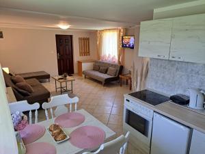 Köök või kööginurk majutusasutuses Apartman Cherry Gradac Valjevo