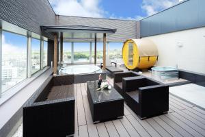 a room with a hot tub in a building at Hotel BVLJUA -レジャーホテル- in Kurume