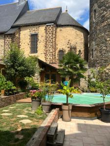 una casa con piscina en el patio en La Madeleine, en Châteaugiron