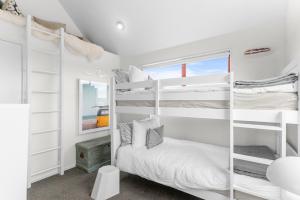 Двуетажно легло или двуетажни легла в стая в Seaview Sanctuary - Mangawhai Holiday Home