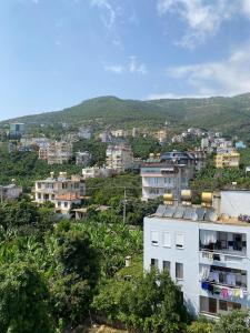 Una vista de una ciudad con edificios y árboles. en Lila butık hotel alanya, en Alanya
