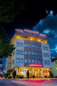 hotel z napisem na górze w obiekcie Hotel Ambasador Prishtina w Prisztinie