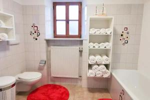Baño blanco con aseo y lavamanos en Bertollhof en Silandro