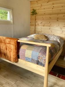 a bed with a wooden frame in a room at Fritt! 
