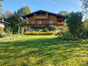 a house with a lawn in front of it at Ferienwohnung Schwarzl in Münster