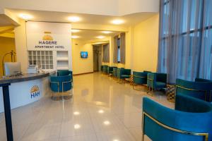 une salle d'attente dans un hôpital avec des chaises bleues dans l'établissement Hagere Apartment Hotel, à Addis-Abeba