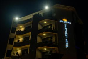 Hagere Apartment Hotel في أديس أبابا: مبنى مع علامة الفندق في الليل