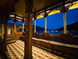 einen Blick auf das Meer von einem Pier in der Nacht in der Unterkunft Houseboat Kashmir Treat in Srinagar