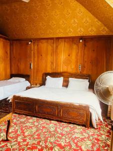 ein Schlafzimmer mit einem großen Bett und einem Ventilator in der Unterkunft Houseboat Kashmir Treat in Srinagar