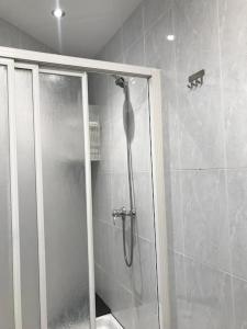 una doccia con porta in vetro in bagno di Piso céntrico cerca de la playa a La Coruña