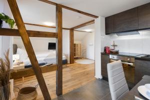 eine Küche und ein Wohnzimmer mit einem Bett in einem Zimmer in der Unterkunft habu bei OLMA cosy stay in St. Gallen