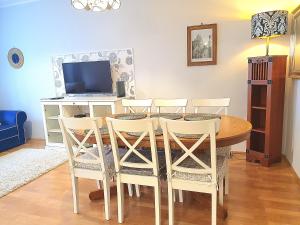 Μια τηλεόραση ή/και κέντρο ψυχαγωγίας στο Apartament Trzy Sypialnie Stare Miasto