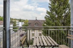 einen Blick vom Balkon eines Gebäudes in der Unterkunft habu bei OLMA cosy stay in St. Gallen