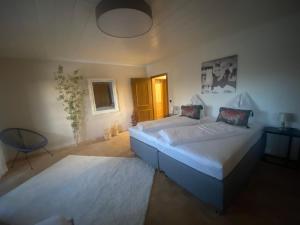 1 dormitorio con 2 camas y mesa en Idyllische Ferienwohnungen in Mossendorf Blick zur Naab, en Burglengenfeld