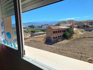 een uitzicht vanuit een raam van een gebouw bij Casa María in Gabia la Chica