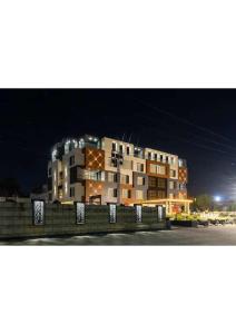 un gran edificio por la noche con una calle en Hotel Shivay President, en Ujjain
