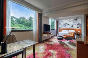 クアラルンプールにあるコンコルド ホテル クアラ ルンプールのベッドと大きな窓が備わるホテルルームです。