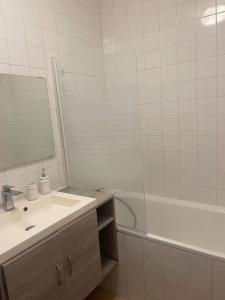 Ванная комната в Appartement à 100 m de la gare