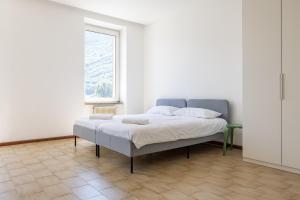 Posto letto in una camera bianca con finestra di Stay'n Go Appartment a Bolzano