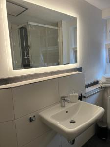 Et badeværelse på Altstadt Fewo Wernigerode + 20 billeder